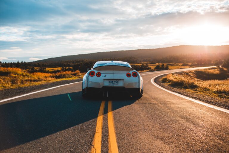 夕日に向かって走ってるスポーツカー